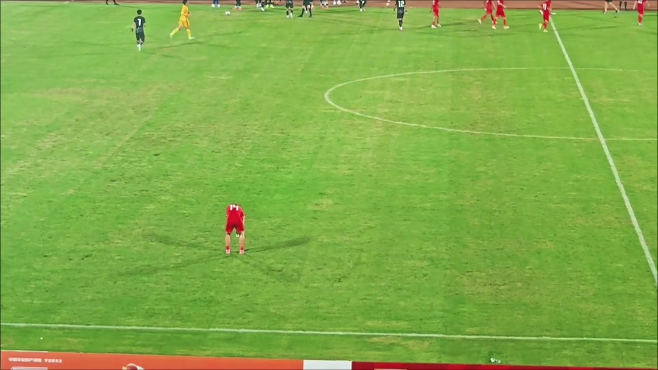 场面火爆！足球观众席沸腾不已的简单介绍