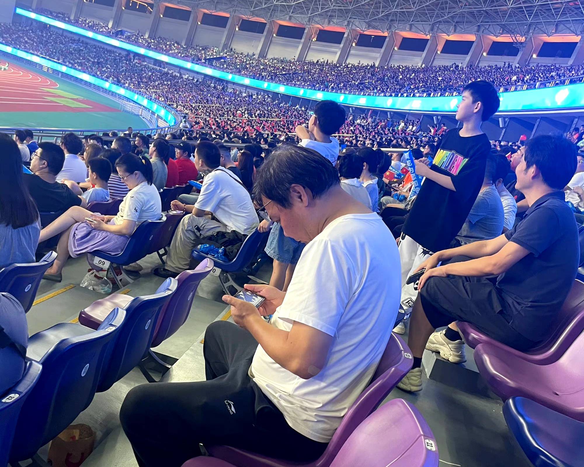 场面火爆！足球观众席沸腾不已的简单介绍